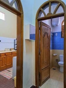 卢克索Villa Belzoni的带马桶和木门的浴室