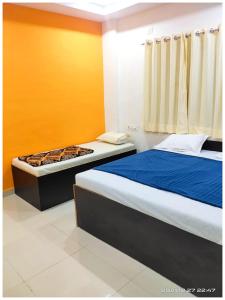 Postel nebo postele na pokoji v ubytování HOTEL Sai ! Santosh Near Shri Sai Baba Temple Shirdi - Free Wi-fi And Parking Facilities - A Best Budget Hotel In Shirdi