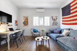 Ruang duduk di Artistic 2BR Apt w Balcony in Florentin Center by Sea N' Rent