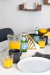 Minuman di Artistic 2BR Apt w Balcony in Florentin Center by Sea N' Rent