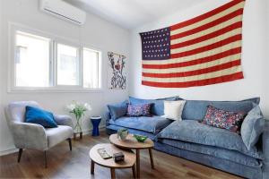 Ruang duduk di Artistic 2BR Apt w Balcony in Florentin Center by Sea N' Rent