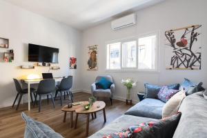 Ruang duduk di Artistic 2BR Apt w Balcony in Florentin Center by Sea N' Rent