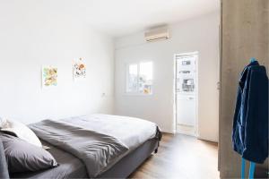 Katil atau katil-katil dalam bilik di Artistic 2BR Apt w Balcony in Florentin Center by Sea N' Rent