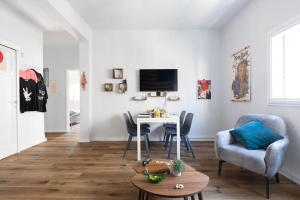 Televisyen dan/atau pusat hiburan di Artistic 2BR Apt w Balcony in Florentin Center by Sea N' Rent