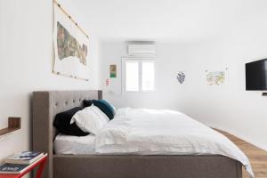 Katil atau katil-katil dalam bilik di Artistic 2BR Apt w Balcony in Florentin Center by Sea N' Rent