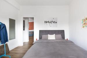 Katil atau katil-katil dalam bilik di Artistic 2BR Apt w Balcony in Florentin Center by Sea N' Rent