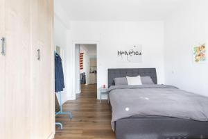 Katil atau katil-katil dalam bilik di Artistic 2BR Apt w Balcony in Florentin Center by Sea N' Rent