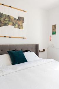 Katil atau katil-katil dalam bilik di Artistic 2BR Apt w Balcony in Florentin Center by Sea N' Rent