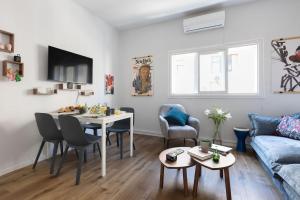 Televisyen dan/atau pusat hiburan di Artistic 2BR Apt w Balcony in Florentin Center by Sea N' Rent