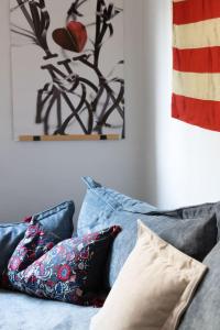 Ruang duduk di Artistic 2BR Apt w Balcony in Florentin Center by Sea N' Rent