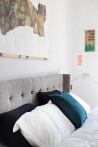 Katil atau katil-katil dalam bilik di Artistic 2BR Apt w Balcony in Florentin Center by Sea N' Rent