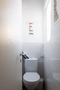 Bilik mandi di Artistic 2BR Apt w Balcony in Florentin Center by Sea N' Rent +23 gambar
