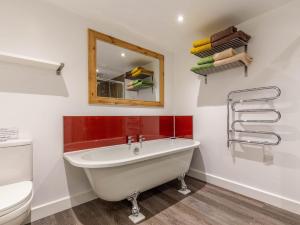 Koupelna v ubytování 3 Bed in Penzance 1.5 mls 76685 + 14 fotografií