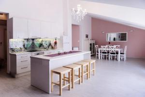 Η κουζίνα ή μικρή κουζίνα στο Lara Rose apartment shared pool
