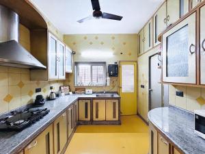 Kuchyň nebo kuchyňský kout v ubytování Regal Saphire 5 Bhk Luxury Villa