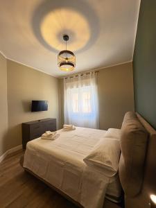 a bedroom with a large bed with a ceiling at Plebiscito 31 in Castel di Sangro