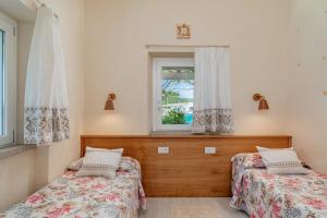 Postel nebo postele na pokoji v ubytování Case al mare di Cala Saccaia