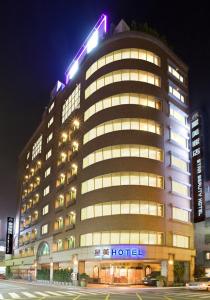 un gran edificio con un cartel de hotel encima en Beauty Hotels - Star Beauty Resort, en Taipéi