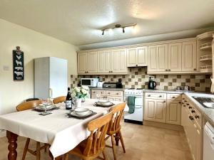 Kuchyň nebo kuchyňský kout v ubytování 2 Bed in Bude 813 + 11 fotografií