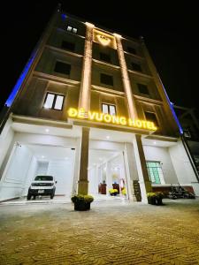 a building with a car parked in front of it at KHÁCH SẠN ĐẾ VƯƠNG in Cao Lãnh