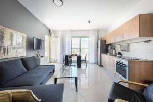 Kuchyň nebo kuchyňský kout v ubytování Elegant Sea-View Apartment in the Heart of Tel Aviv with Mamad by Sea N' Rent