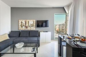 Posezení v ubytování Elegant Sea-View Apartment in the Heart of Tel Aviv with Mamad by Sea N' Rent