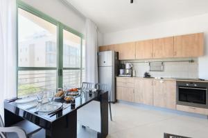 Kuchyň nebo kuchyňský kout v ubytování Elegant Sea-View Apartment in the Heart of Tel Aviv with Mamad by Sea N' Rent + 10 fotografií