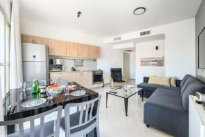 Kuchyň nebo kuchyňský kout v ubytování Elegant Sea-View Apartment in the Heart of Tel Aviv with Mamad by Sea N' Rent
