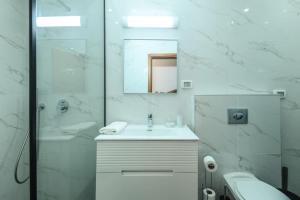 Koupelna v ubytování Elegant Sea-View Apartment in the Heart of Tel Aviv with Mamad by Sea N' Rent