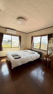 A bed or beds in a room at Kitayama Fuji View House