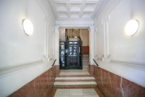 un pasillo con escaleras y una puerta en un edificio en BBarcelona Còrsega Flats, en Barcelona