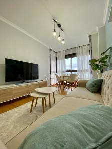 TV a/nebo společenská místnost v ubytování Luxury apartment - Swimming pool