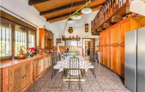 Η κουζίνα ή μικρή κουζίνα στο Comfortable villa with mountain views - Valverde de Leganés +7 φωτογραφίες