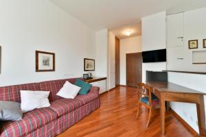 ein Wohnzimmer mit Sofa und Tisch in der Unterkunft Monforte 19 - Milano in Mailand