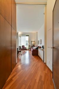 ein Wohnzimmer mit Massivholzboden und ein Wohnzimmer in der Unterkunft Monforte 19 - Milano in Mailand