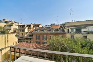 ein Blick auf eine Stadt von einem Balkon in der Unterkunft Monforte 19 - Milano in Mailand