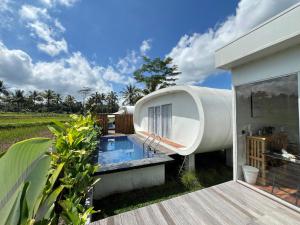 a modern house with a swimming pool in the yard at Nira Meraki Aruna in Bedoyo
