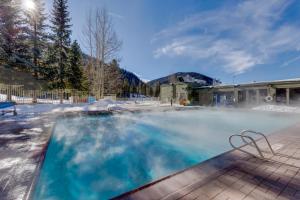 キーストーンにあるMall 1430 by Summit County Mountain Retreatsの雪が積もった庭の温水浴槽