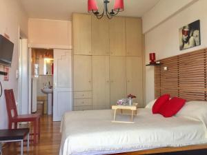 Postel nebo postele na pokoji v ubytování Erieta sea view apartment50m from the beach