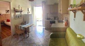 Kuchyň nebo kuchyňský kout v ubytování Erieta sea view apartment50m from the beach
