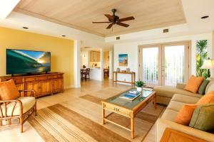 un salon avec un canapé et une télévision dans l'établissement KBM Resorts FREE CAR Islands at Mauna Lani 2-Bedroom Condo with Multiple Lanais IML-D3, à Waikoloa