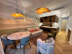 a living room with a table and a couch at Hôtel Etoile Trocadéro in Paris