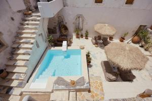 an overhead view of a swimming pool with umbrellas at Casa Moro in Episkopi 16km from Rethymno in episkopi-chania