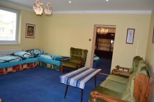 Zimmer mit Sofas und Stühlen sowie einem Wohnzimmer in der Unterkunft Vila Paradise in Ostrava