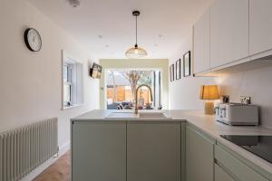 Köök või kööginurk majutusasutuses Brook Cottage by Keepers Cottages