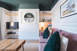 Televiisor ja/või meelelahutuskeskus majutusasutuses Brook Cottage by Keepers Cottages