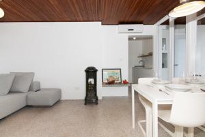 Η κουζίνα ή μικρή κουζίνα στο Beachfront House Sanja