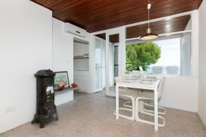 Η κουζίνα ή μικρή κουζίνα στο Beachfront House Sanja