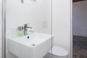 Ένα μπάνιο στο Beachfront House Sanja