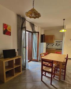 a kitchen and dining room with a table and chairs at Residence i tre mulini in Garigliano